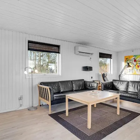 Three-bedroom Holiday In Blåvand